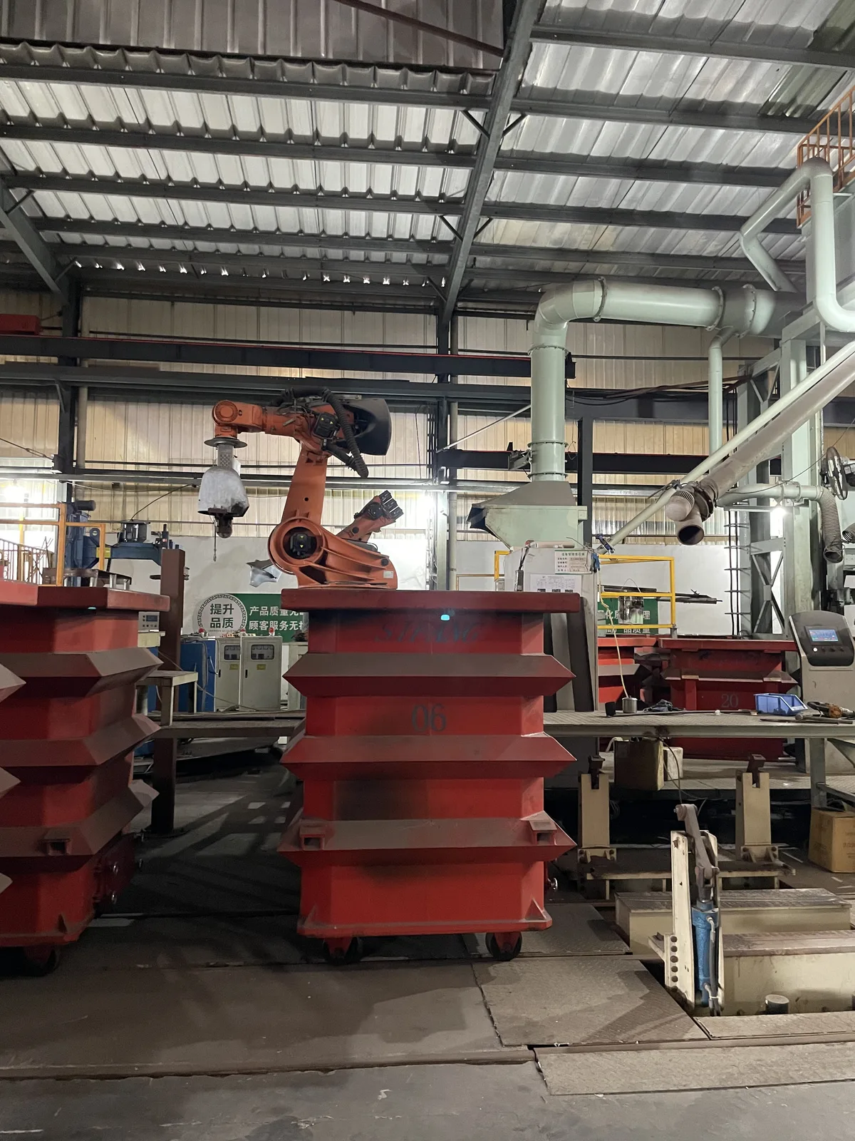 Robot cell on the moulding line