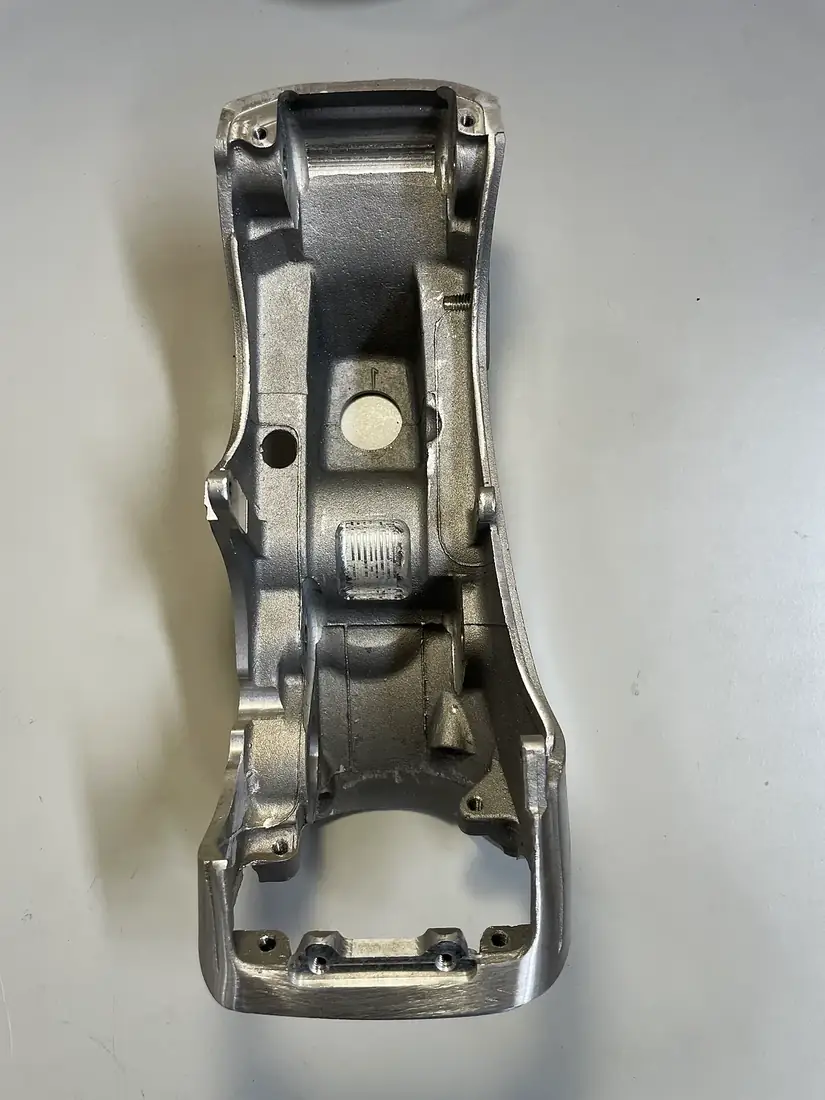 Swing-arm, thin wall, complex curvature